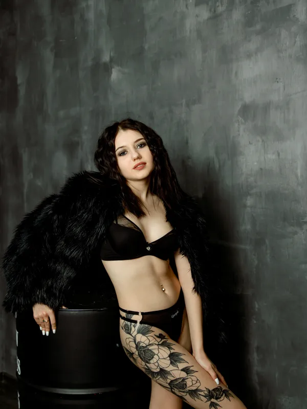 female black and grey blackwork Tatuaggio su thigh #77997 | Tatuatore Харчилава Тимур