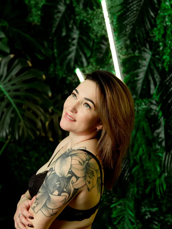 female black and grey black and grey Tatuaggio su shoulder #77998 | Tatuatore Харчилава Тимур