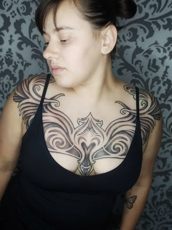 female black and grey ornamental Tatuaggio su chest #77999 | Tatuatore Харчилава Тимур