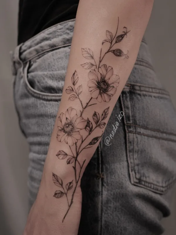 female black and grey fineline tattoo auf forearm #78012 | Tätowierer Nadia Izo
