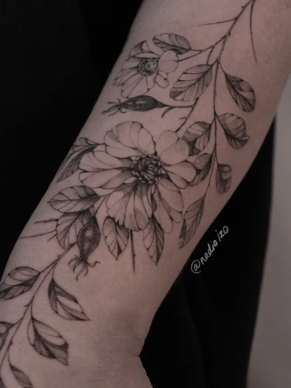 black and grey botanic tattoo auf forearm #78011 | Tätowierer Nadia Izo