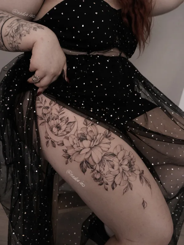 female black and grey fineline tattoo auf thigh #78013 | Tätowierer Nadia Izo