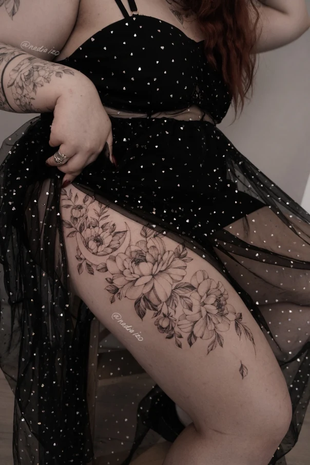 Файнлайн Flowers, Moon tattoo на Thigh