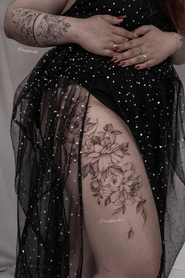 Файнлайн Flowers, Leaves tattoo на Thigh