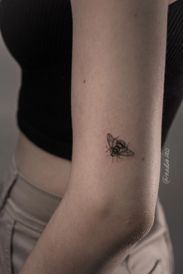 Файнлайн Bee tattoo на Предплечье