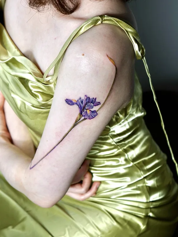 female color botanic Tatuaggio su upper arm #78053 | Tatuatore Isle