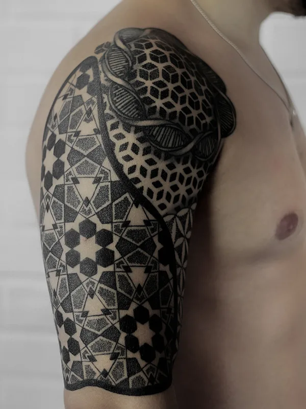 male black geometric tattoo auf shoulder #78202 | Tätowierer Tanya Surikat