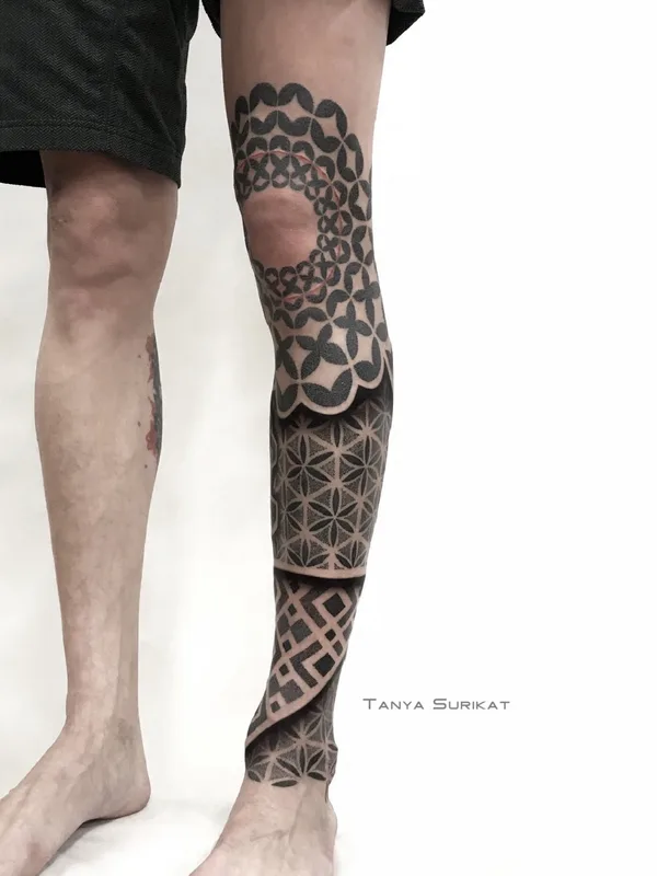 black geometric tattoo auf full leg #78203 | Tätowierer Tanya Surikat