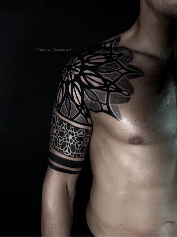 male black and grey mandala tattoo auf shoulder #78204 | Tätowierer Tanya Surikat