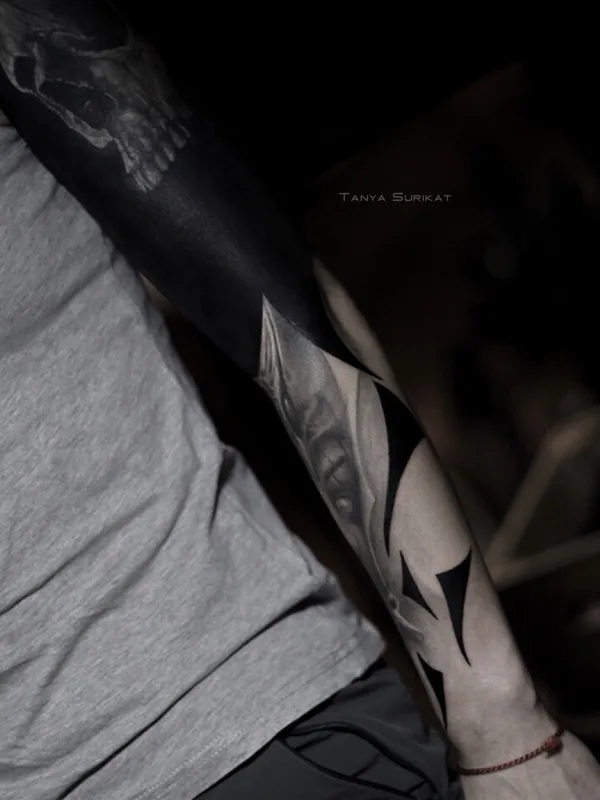 black and grey blackout tattoo auf full sleeve #78206 | Tätowierer Tanya Surikat