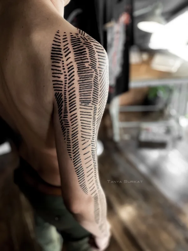 black blackwork tattoo auf shoulder #78207 | Tätowierer Tanya Surikat