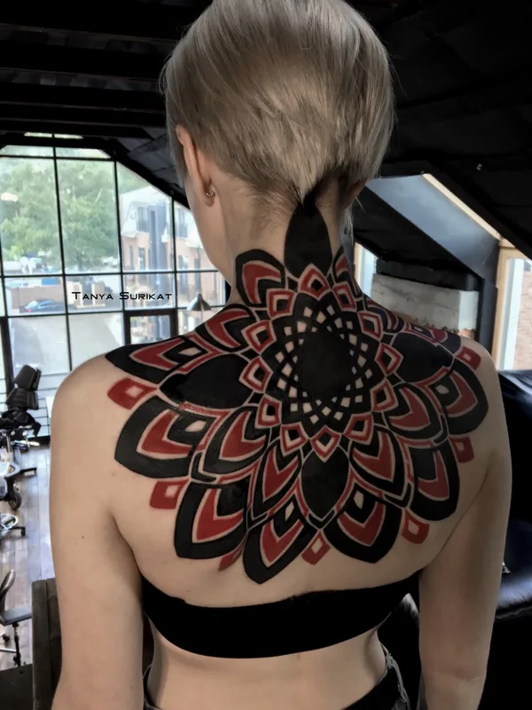 female color ornamental tattoo auf upper back #78209 | Tätowierer Tanya Surikat