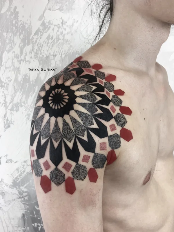 male color geometric tattoo auf shoulder #78211 | Tätowierer Tanya Surikat