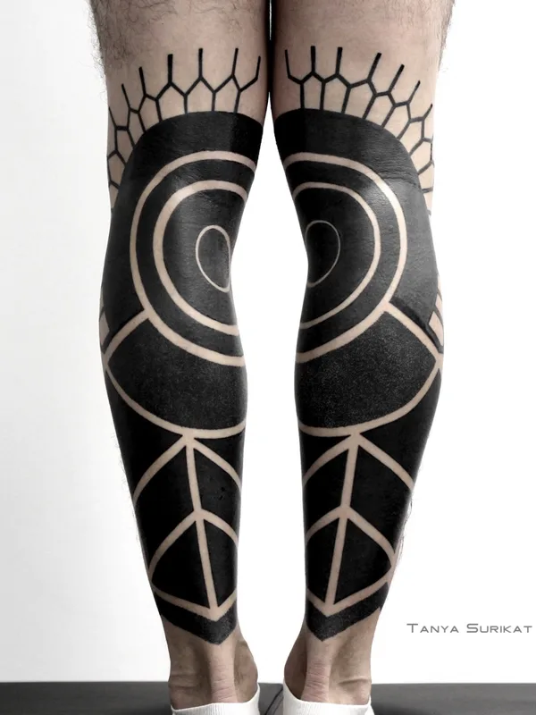 black blackwork tattoo auf full leg #78212 | Tätowierer Tanya Surikat