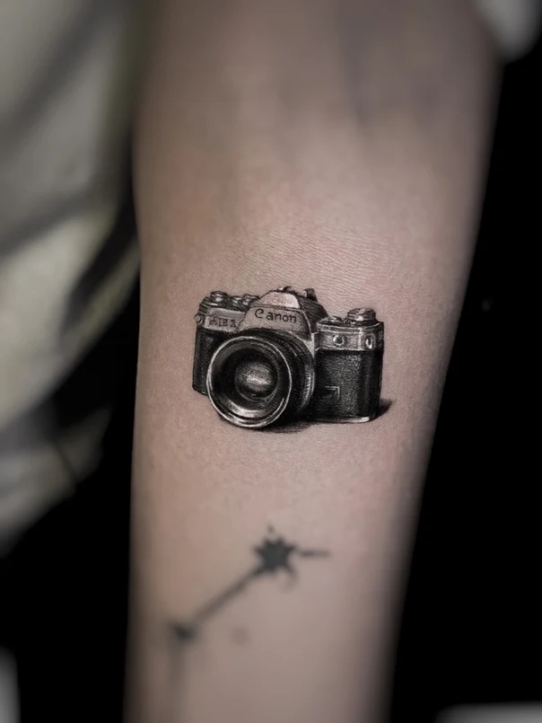 Реализм Camera tattoo на Предплечье