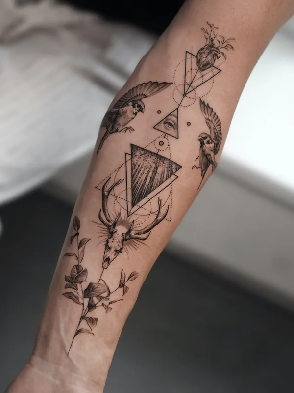 black and grey geometric tatuaje en forearm #78840 | Tatuador Ogi Oh