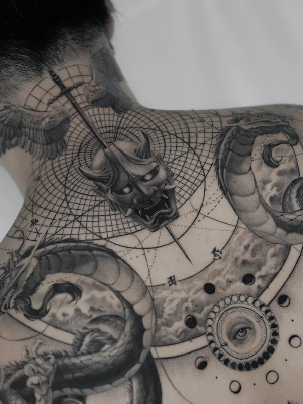 black and grey blackwork tatuaje en upper back #78841 | Tatuador Ogi Oh
