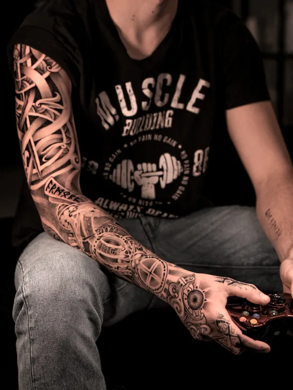 male black and grey blackwork tatouage sur full sleeve #78874 | Artiste tatoueur MAX.VERAGO