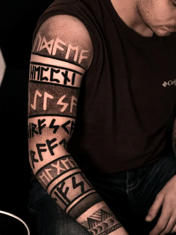 male black blackwork tatouage sur full sleeve #78870 | Artiste tatoueur MAX.VERAGO