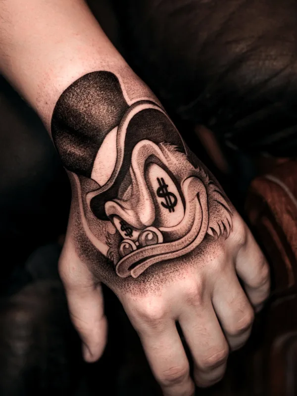 black and grey black and grey tatouage sur back of hand #78880 | Artiste tatoueur MAX.VERAGO