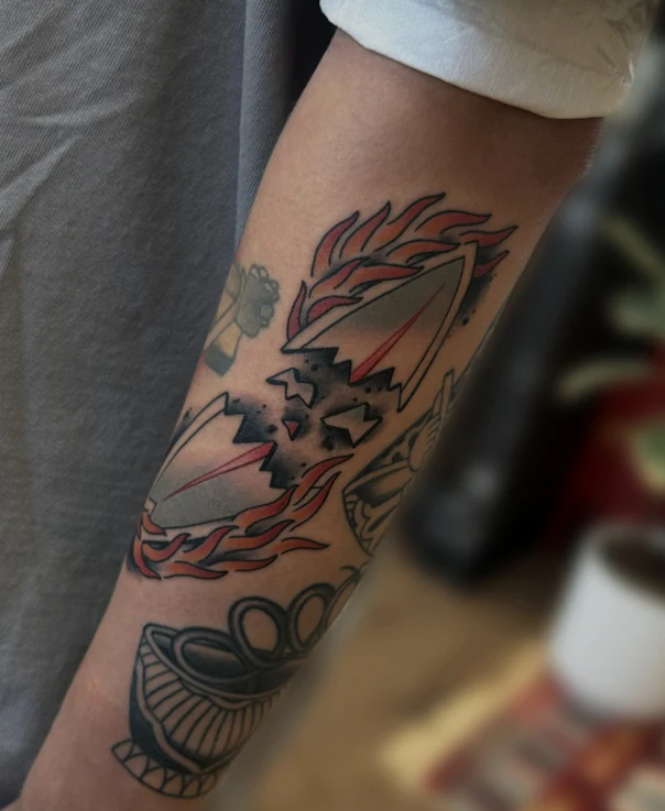 Олд-скул Flames, Broken object tattoo на Предплечье