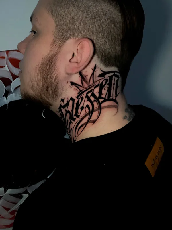 male black lettering tatouage sur neck #79148 | Artiste tatoueur Павел Легендарный