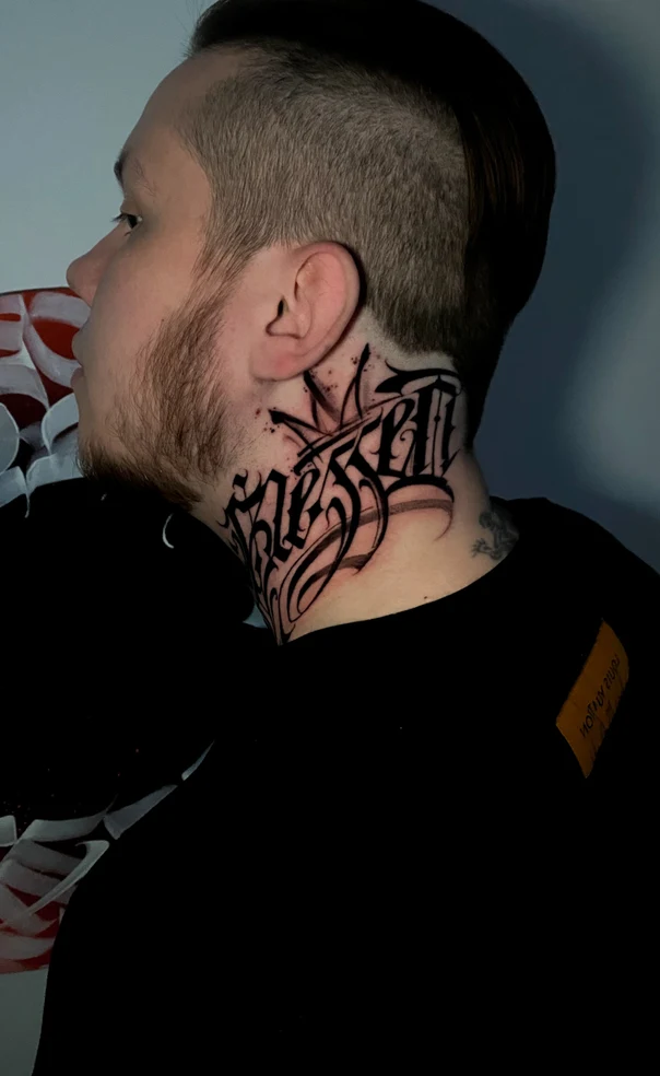 Леттеринг Lettering tattoo на Шея