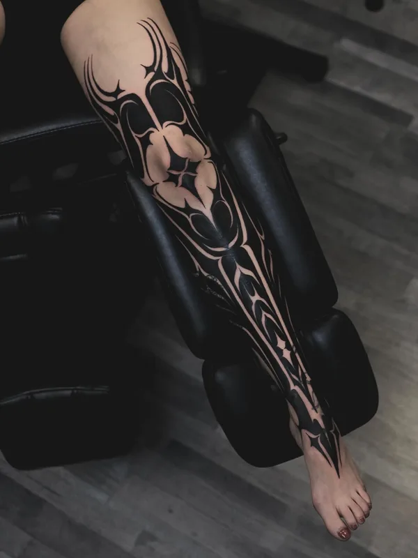 black blackwork татуировка на full leg #79149 | Тату мастер Oscar Conejeros Pinto