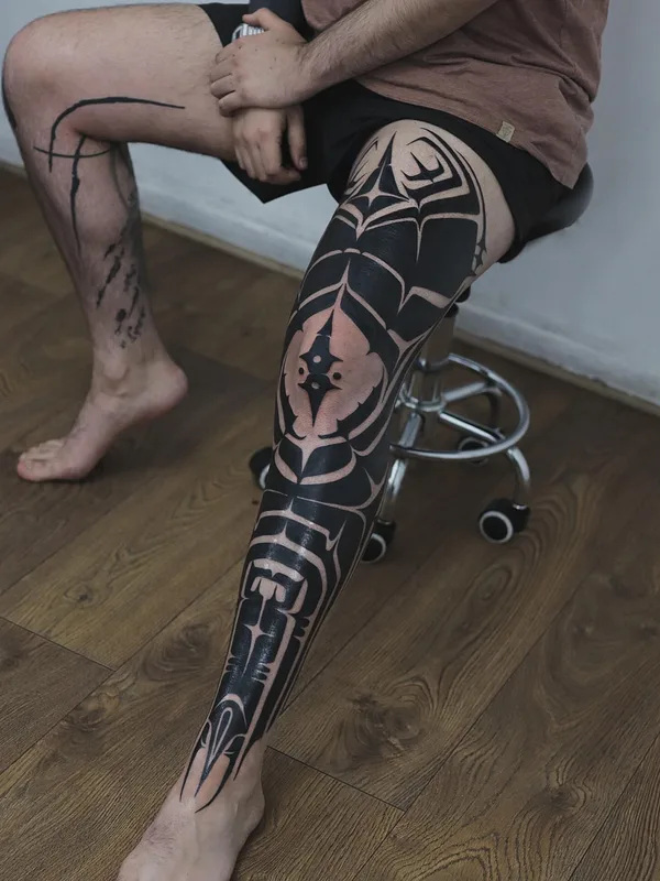 black blackwork татуировка на full leg #79155 | Тату мастер Oscar Conejeros Pinto