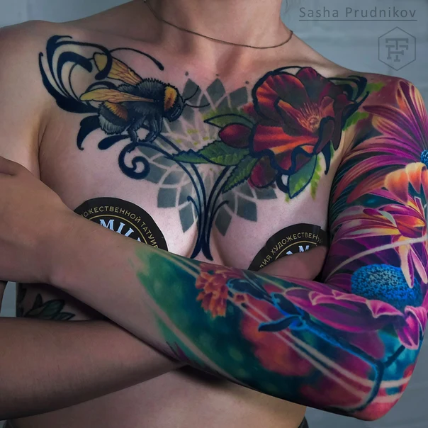 Иллюстративная Bee, Flower tattoo на Грудь