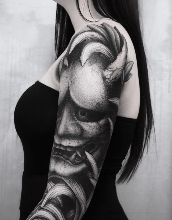Чёрно-серая Oni mask tattoo на Полный рукав