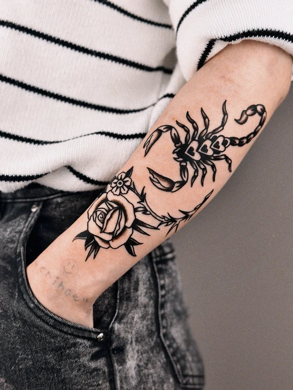 Традиционная Scorpion, Rose tattoo на Предплечье