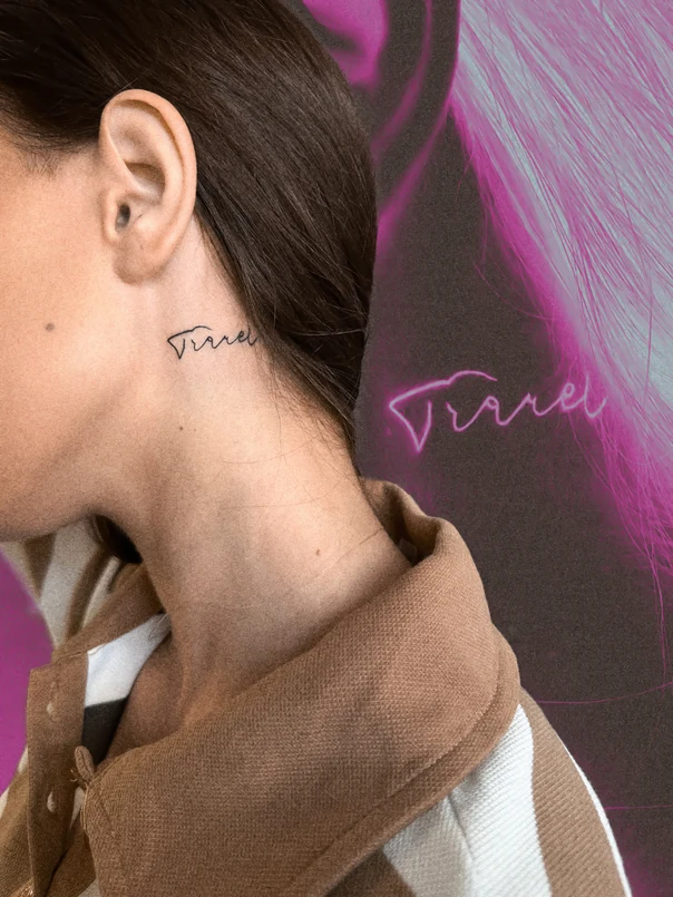 Леттеринг Word tattoo на Шея (сзади)