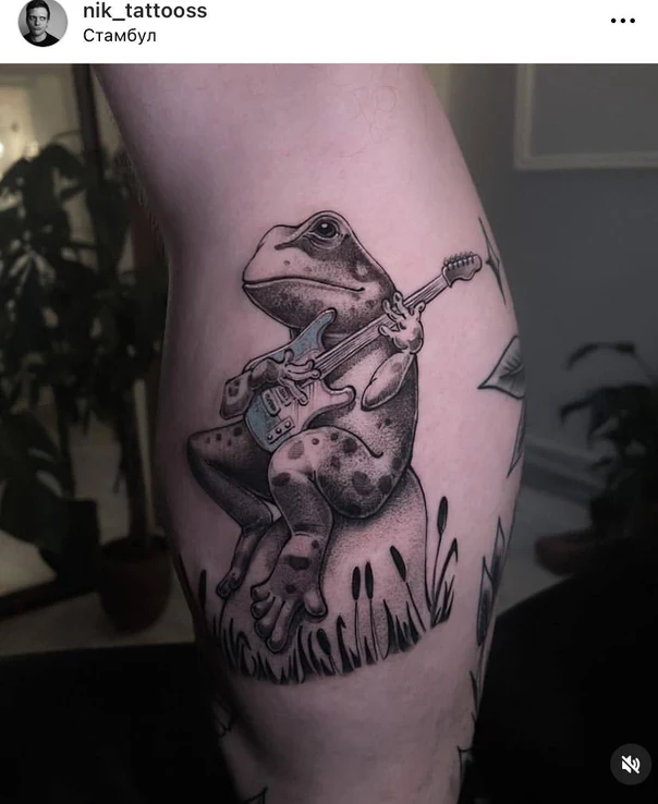 Иллюстративная Frog, Guitar tattoo на Бедро