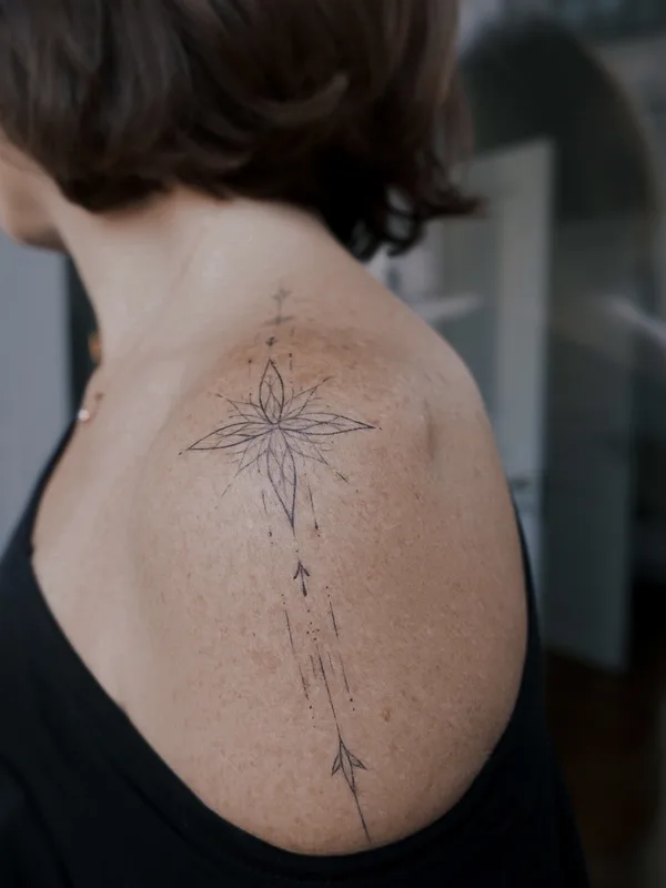 female black ornamental Tatuaggio su shoulder #79942 | Tatuatore DARI INK