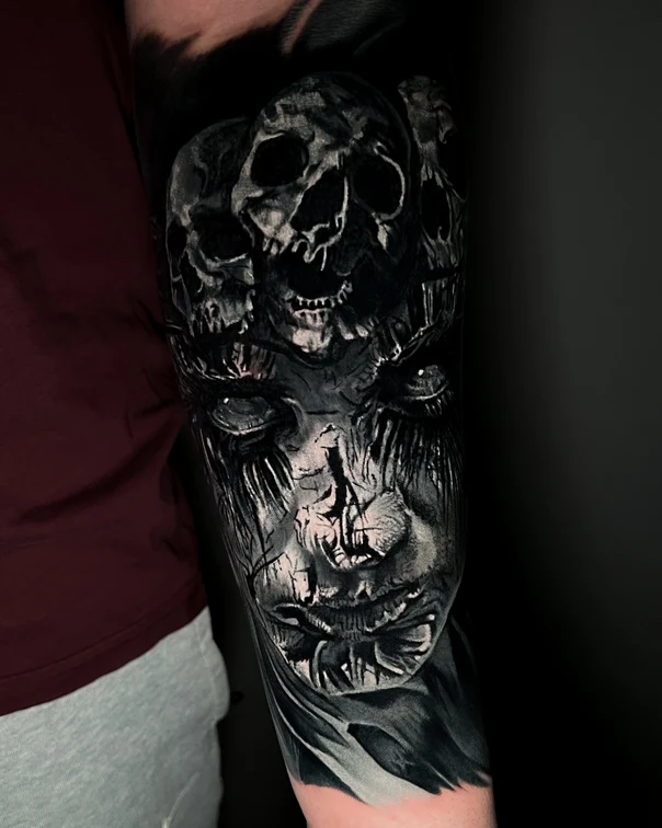 Чёрно-серая Skull, Face tattoo на Предплечье