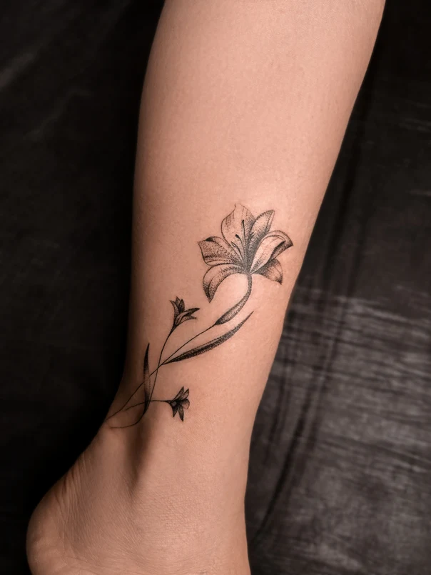 Файнлайн Flower, Lily tattoo на Лодыжка