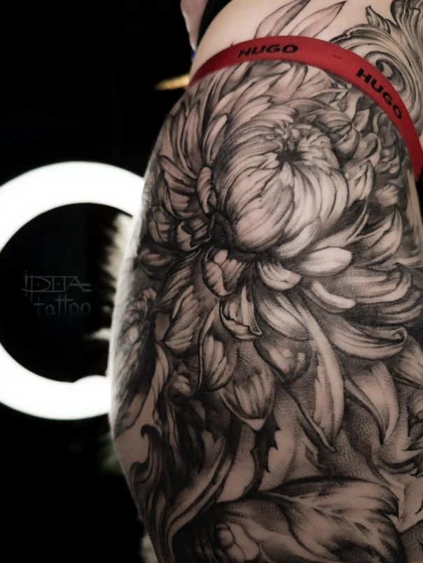 Реализм Flower, Leaves tattoo на Бедро