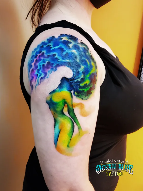 female color watercolor tatuaje en shoulder #80315 | Tatuador Daniel Natural