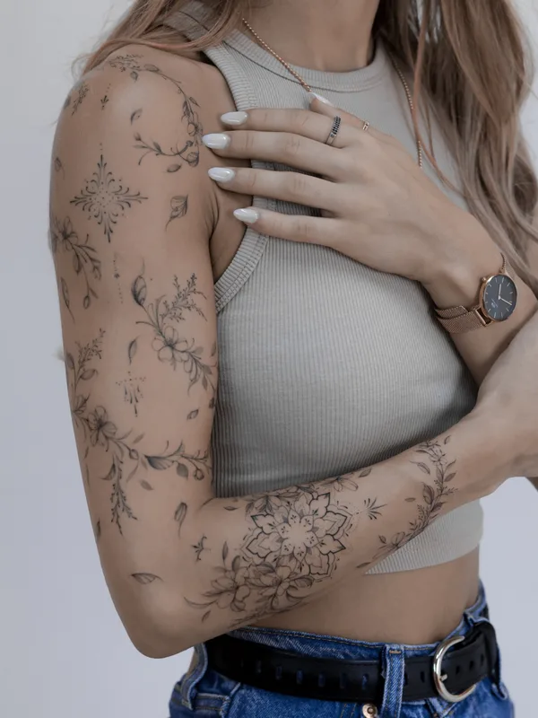 female black fineline 纹身 在 full sleeve #80898 | 纹身师 India