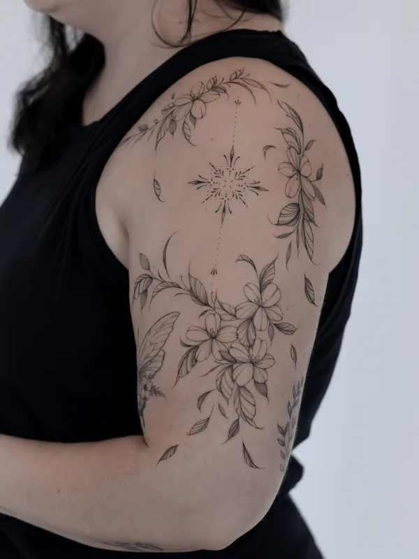 female black and grey fineline 纹身 在 shoulder #80899 | 纹身师 India