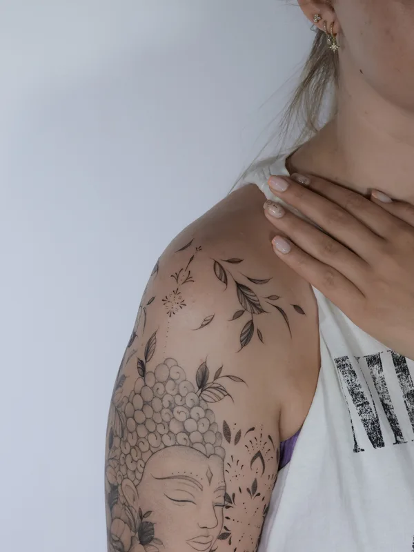 female black and grey linework 纹身 在 shoulder #80902 | 纹身师 India
