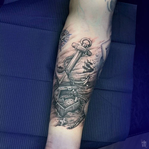 Чёрно-серая Anchor, Treasure chest tattoo на Предплечье