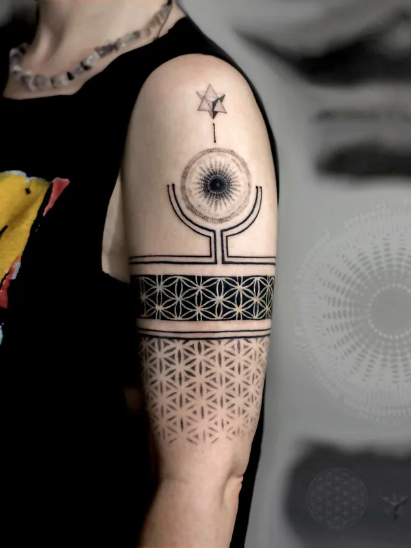 black and grey geometric 纹身 在 bicep #81208 | 纹身师 Мир Марат