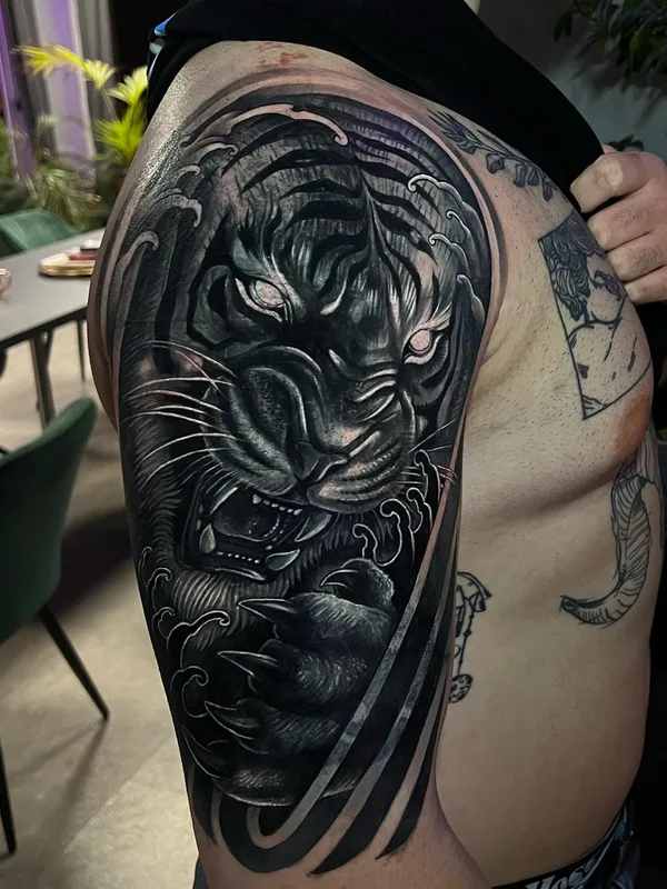 male black and grey black and grey 타투 부위 shoulder #81252 | 타투이스트 Edi Contreras