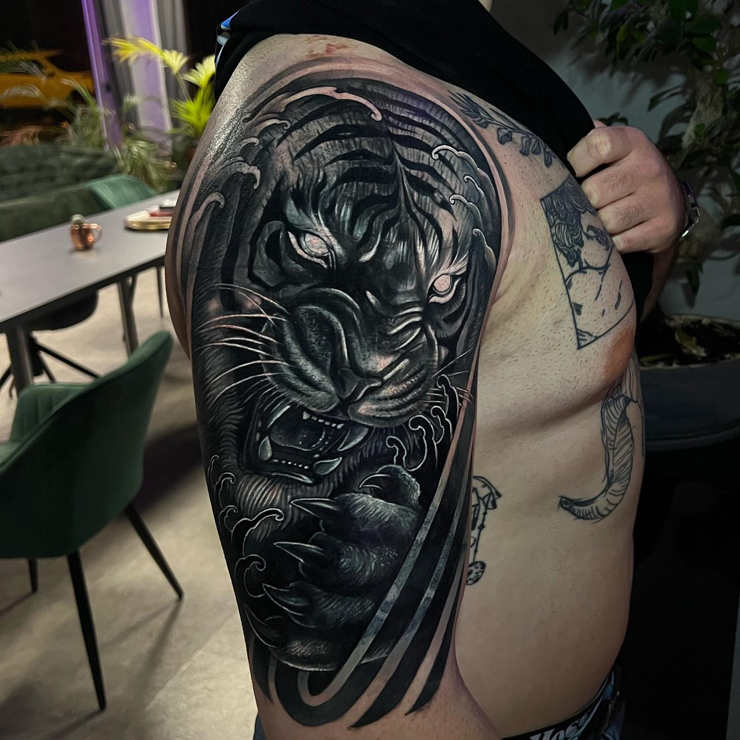 Black realistic tiger tattoo by Edi Contreras