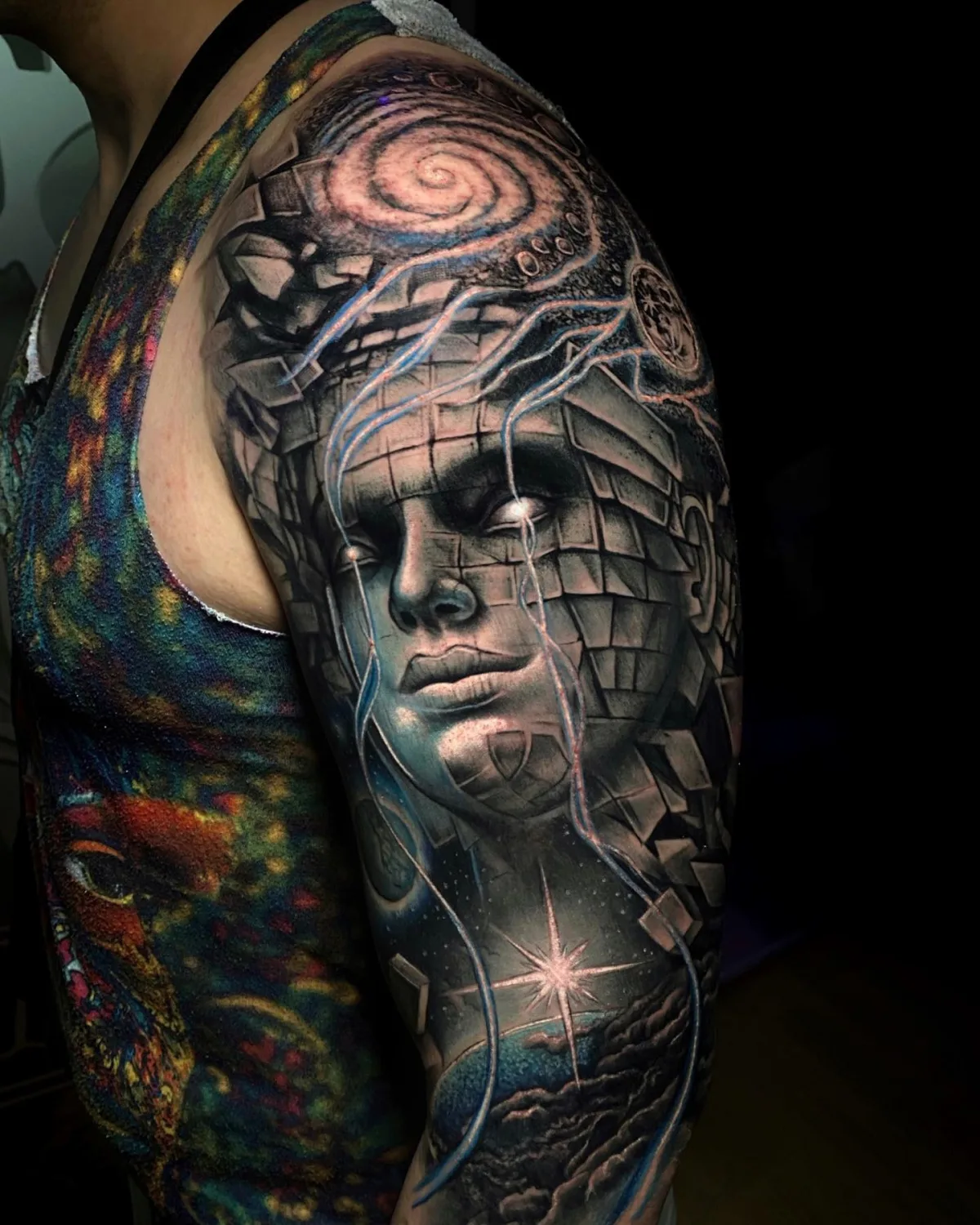 Tatuaggio di ritratto surreale in colori da Edi Contreras