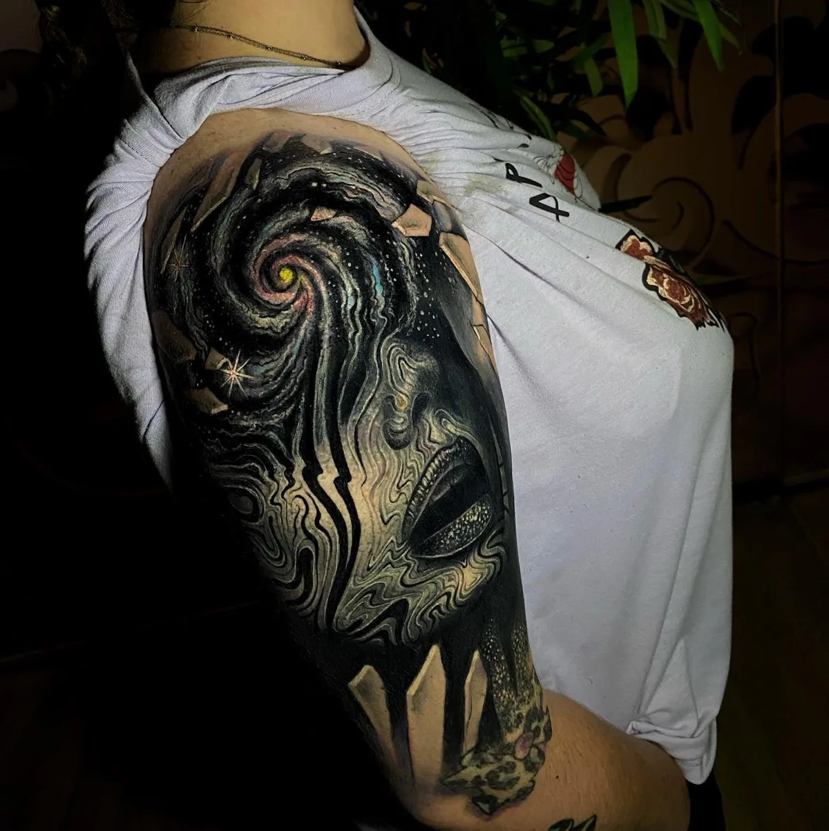 Tatuaggio di ritratto in uno spazio surreale da Edi Contreras
