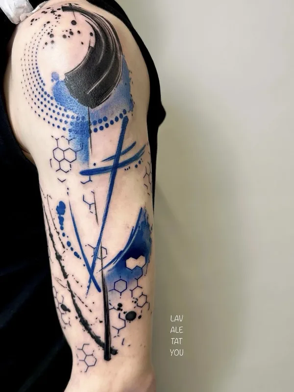 color abstract tatuaje en upper arm #81430 | Tatuador LaVale TatYou