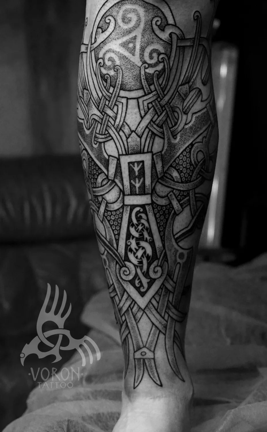 Tatouage entrelacs celtiques en noir et gris avec motifs géométriques et ombrage en dotwork.